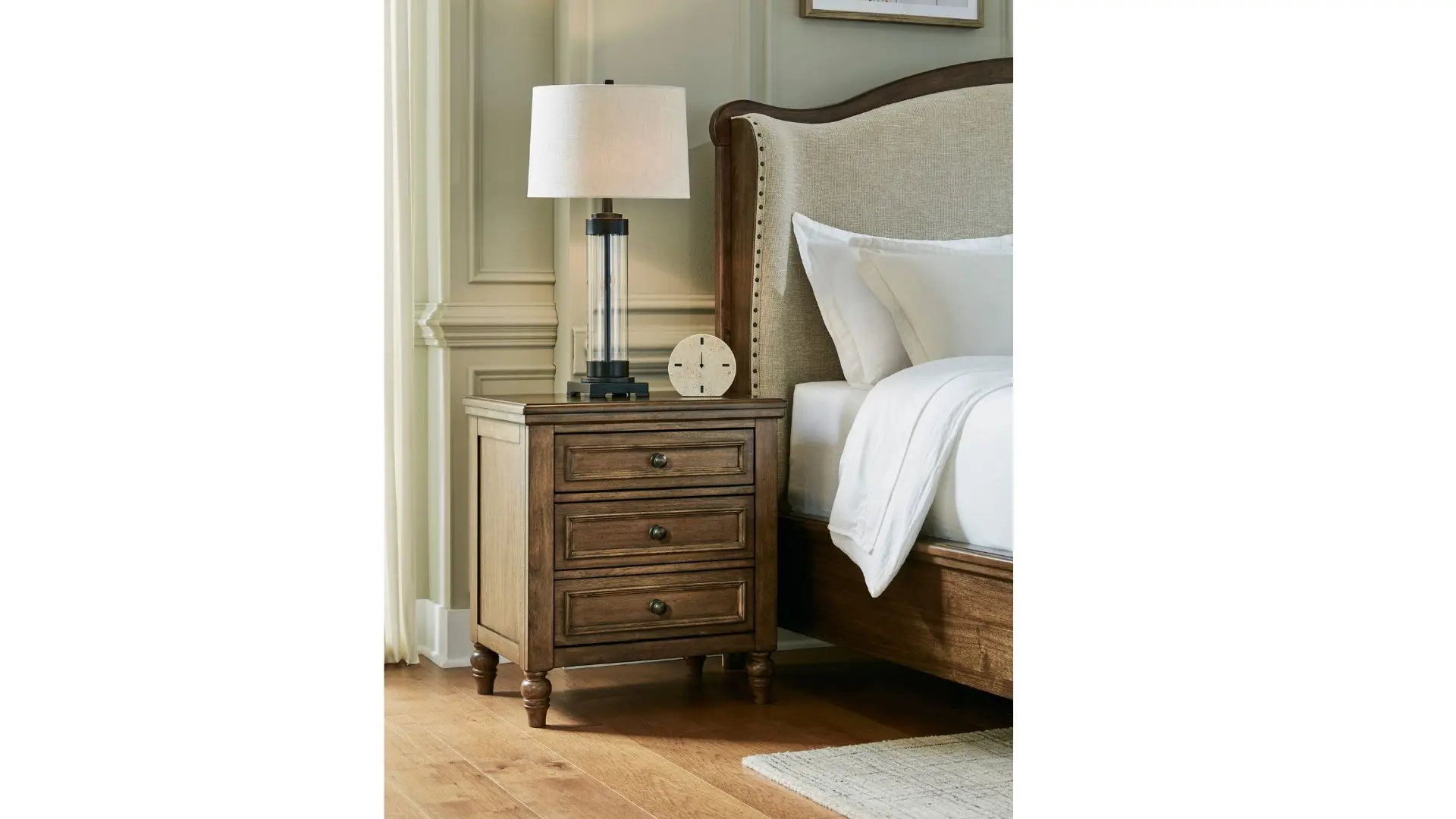 NHKN3qu8GkI0dpx4hJ3u8TD0G79rbz2gLHnDbosZ.jpg STURLAYNE KING BEDROOM SET (BED + 2 NIGHTSTANDS + MIRRORED DRESSER + CHEST OF DRAWERS) - Image 2