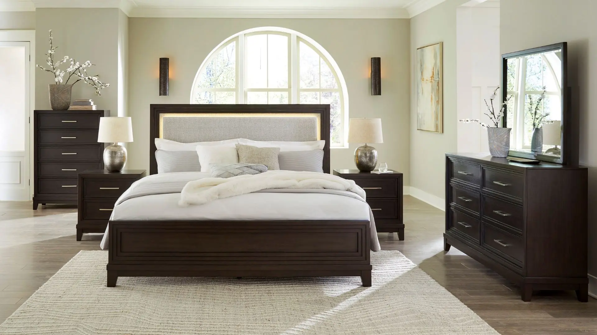 WTXtQx3klux6JQzNL5HaMVac0tzFoPl1kuzWOLK0.jpg NEYMORTON BEDROOM SET (BED + 2 NIGHTSTANDS + CHEST OF DRAWERS + MIRRORED DRESSER) - Image 5